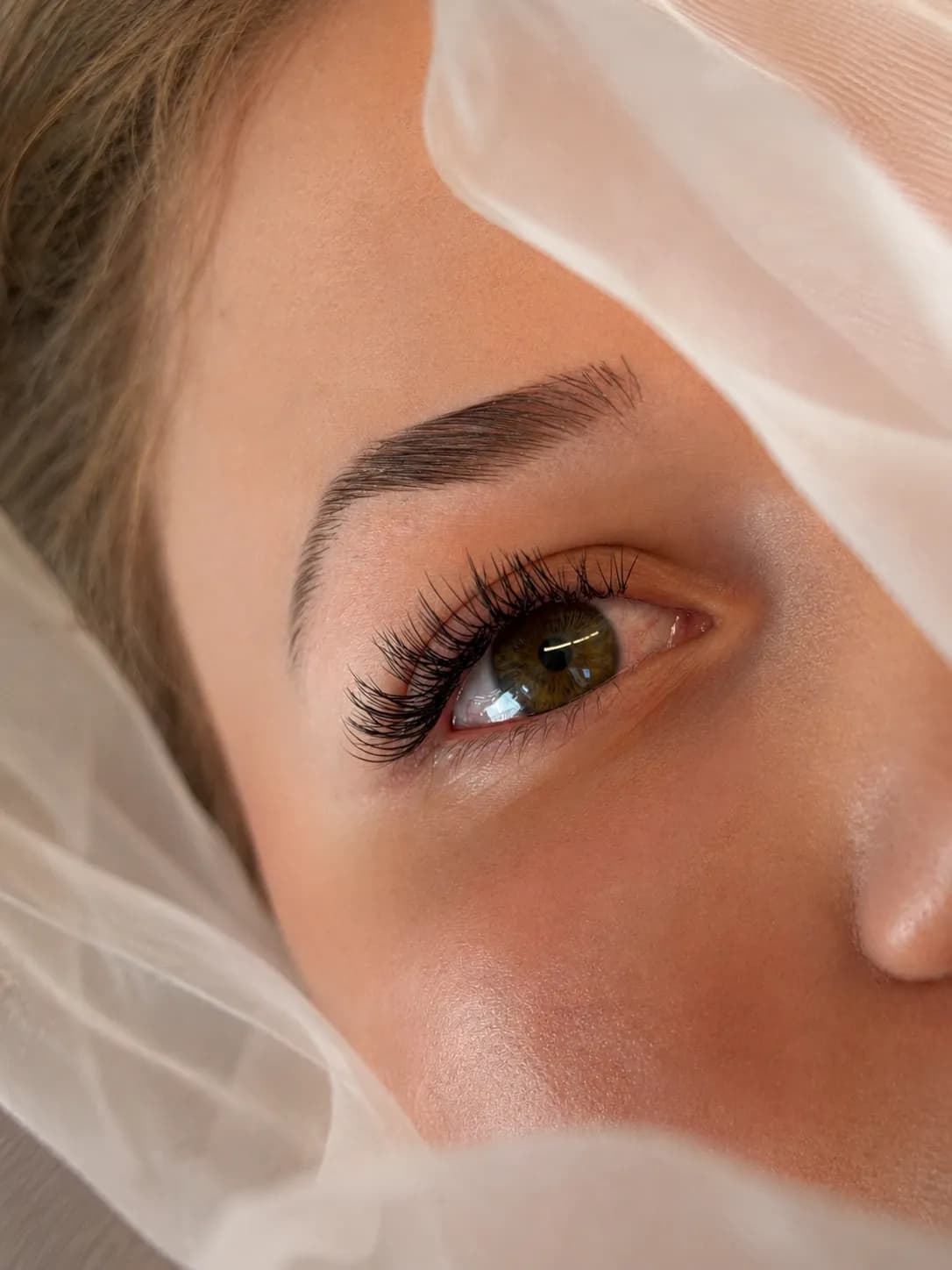 Nahaufnahme eines fein aufgefächerten Wimpern-Looks