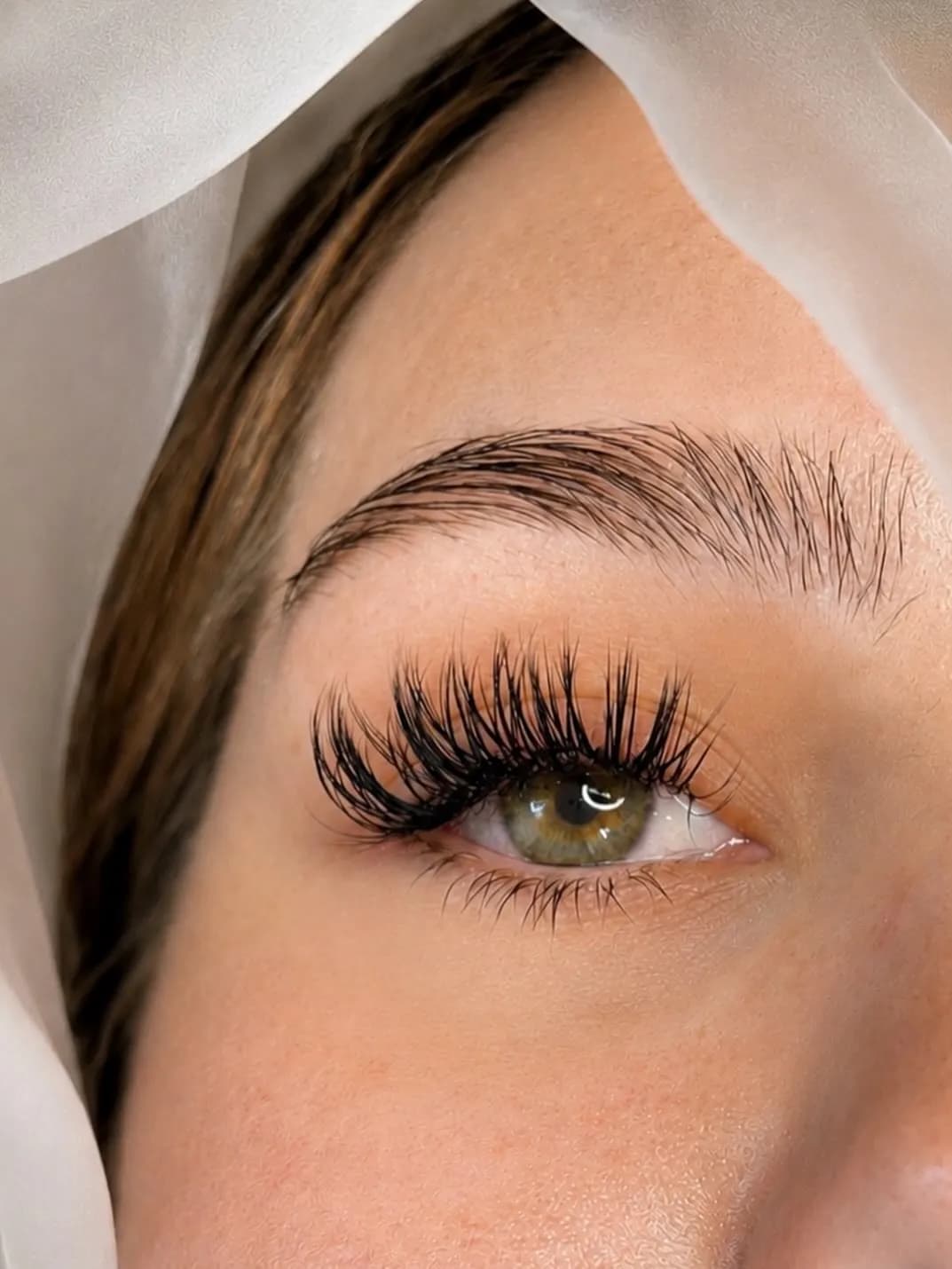 Wimpern mit harmonischem Längenverlauf