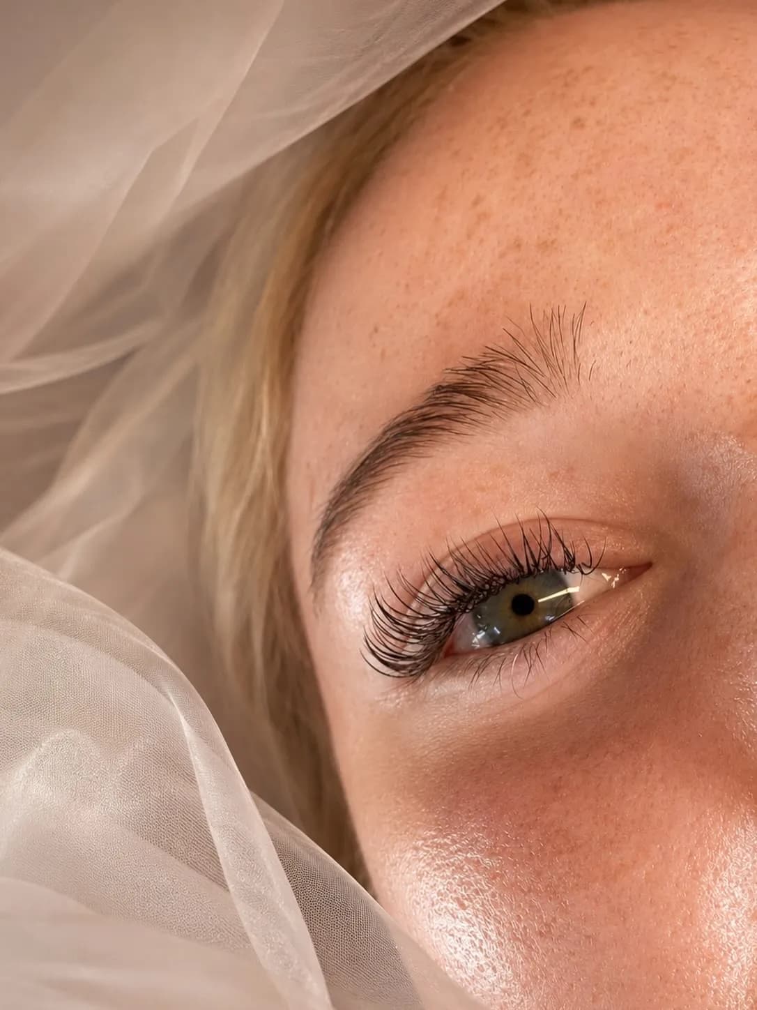 Ausdrucksstarker Wimpern-Look mit betonter Außenkante
