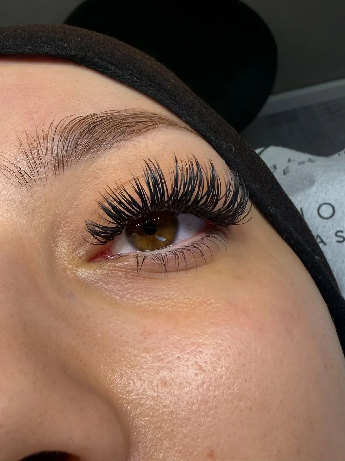 Nahaufnahme von Vanessas dichtem Wimpern-Look an einem braunen Auge